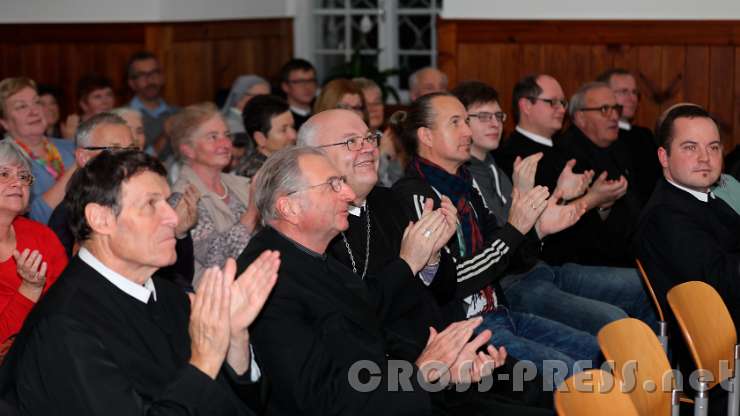 2016.11.03_20.45.48.JPG - Großer Applaus der Publikum, darunter Altabt Berthold und Abt Petrus.
