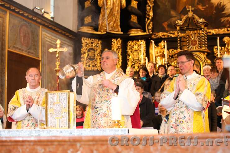2016.11.06_10.03.33.JPG - Inzensierung des Altars.
