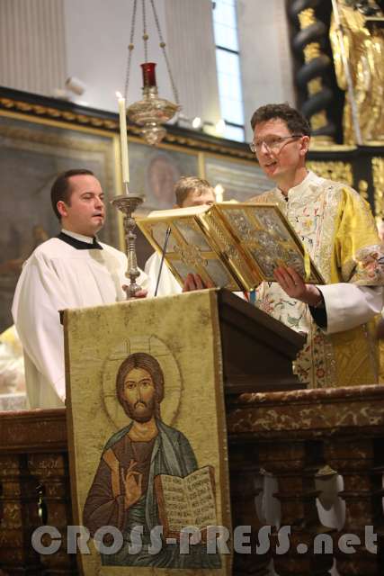 2016.11.06_10.31.42.JPG - Fr. Dominik las das Evangelium.