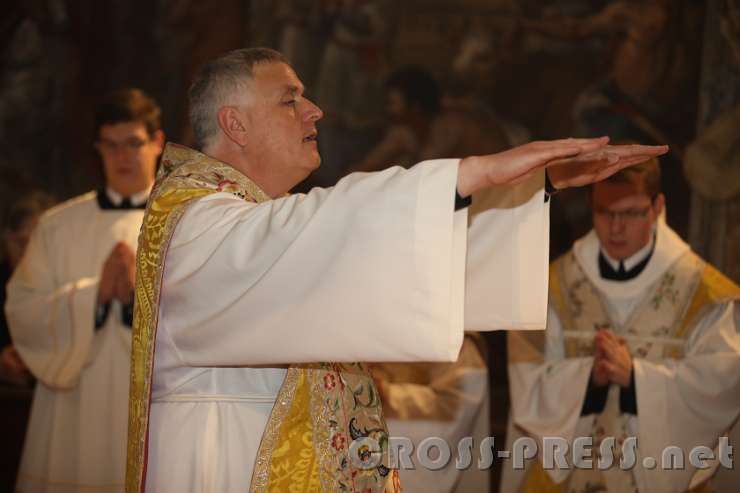 2016.11.06_11.29.38.JPG - Dompropst Dr. Michael Bär erteilt den Schluss-Segen.