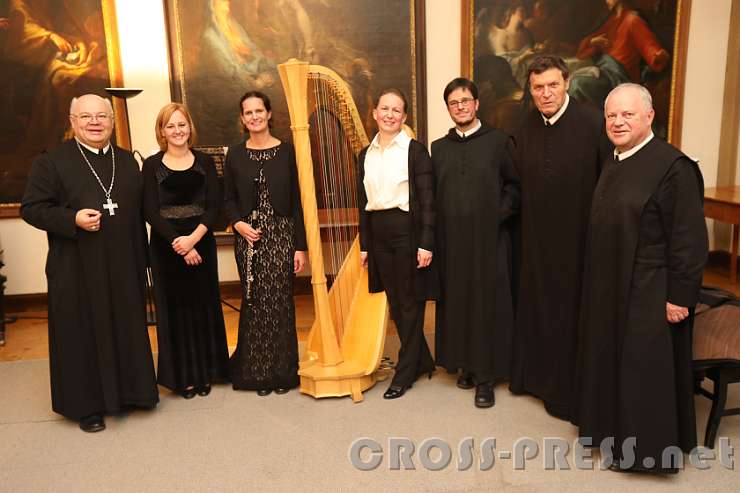 2016.11.06_21.32.31_r.jpg - Nach dem Konzert "Musikalische Herbstblätter" vom "Trio Rossignol".   V.l.n.r.:  Abt Petrus Pilsinger, Julia Schick (Sopran), Regina Maderthaner (Querflöte), Martina Rifesser (Harfe), P.Dlorian Ehebruster (Organist und Organisator des Abends), Altabt Berthold Heigl und P.Franz Hörmann (Kirchenchorleiter).