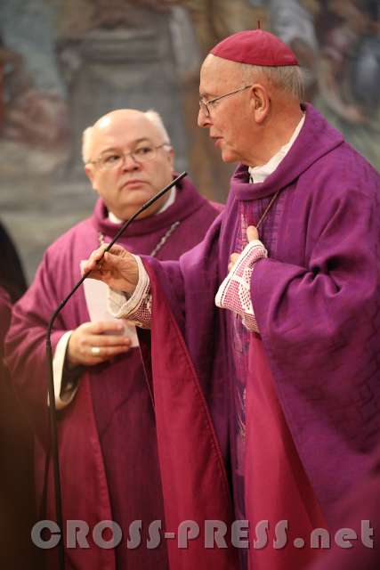 2016.11.29_10.07.32.JPG - Hauptzelebrant ist Diözesanbischof Klaus Küng.
