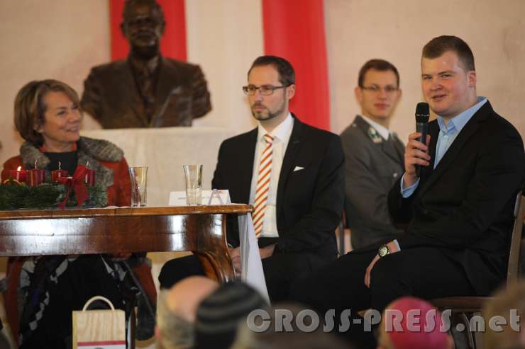 2016.11.29_11.49.47_01.JPG - Runder Tisch: Matthias Fröschl hat den Landeslehrlingswettbewerb gewonnen.