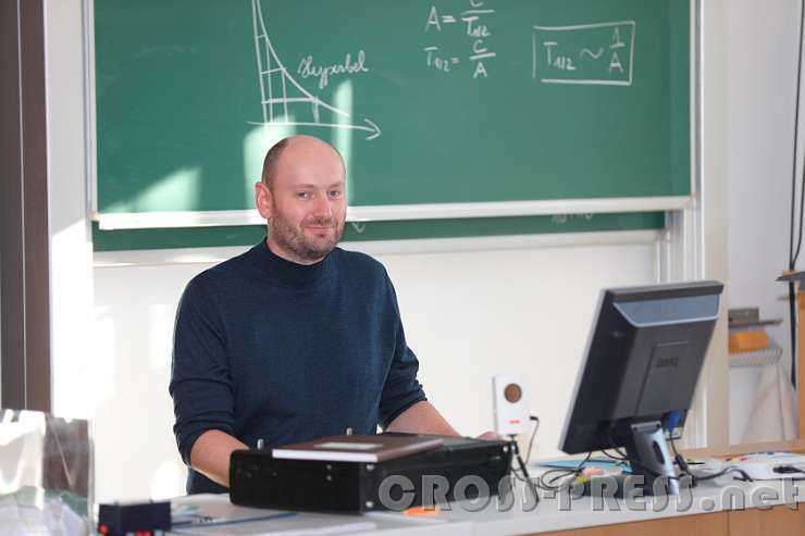 2016.11.29_12.37.31_00.JPG - Der Festakt fand im Stiftsgymnasium Seitenstetten statt, wo Julius Raab seine Bildung, Prägung  und seine christlichen Wurzeln erhalten hat. Auf dem Weg einen Blick in den Physiksaal geworfen und Prof. Walter Hammetner erwischt.  :)
