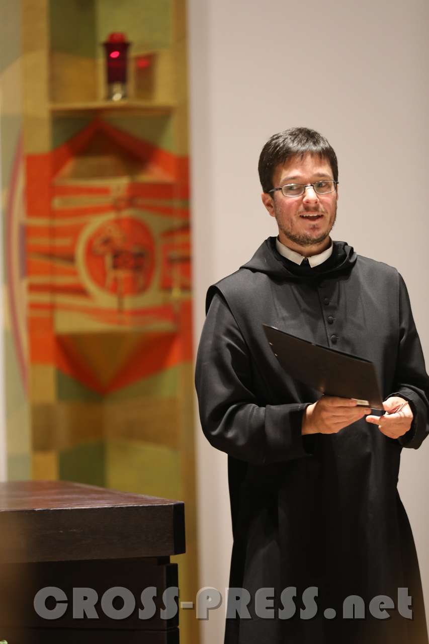 2017.09.22_20.03.53.jpg - Der Leiter der Stift-Schola, P.Florian Ehebruster, über das musikalische Programm des Abends.