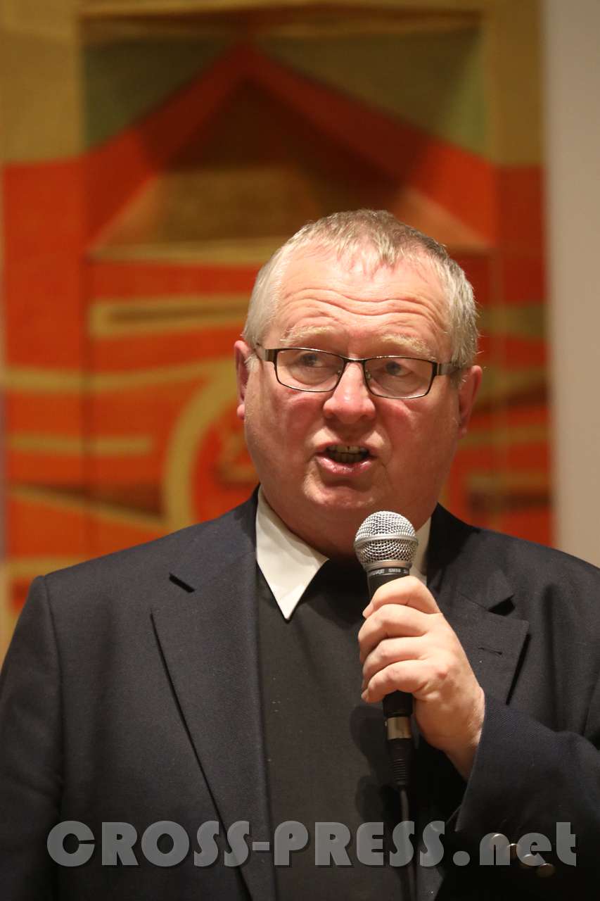 2017.09.22_20.43.05.jpg - Ausführliche Einführung in die Welt der Ikonen durch Dechant Herbert Döller.