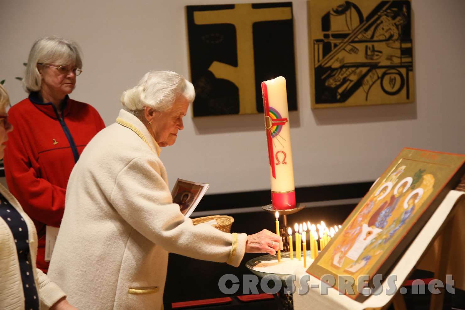 2017.09.22_21.28.55.jpg - Nach dem Vorbild der Ostkirche wurden vor der Ikone der Allerheiligsten Dreifaltigkeit dünne, längliche Kerzen an der Osterkerze angezündet und in eine Schüssel mit Sand gesteckt.