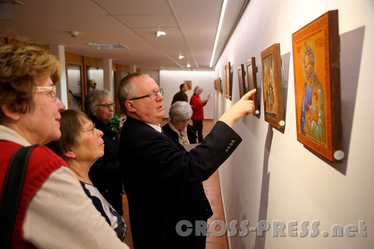 2017.09.22_21.35.11.jpg - Dechant Herbert Döller führt durch die Ausstellung.