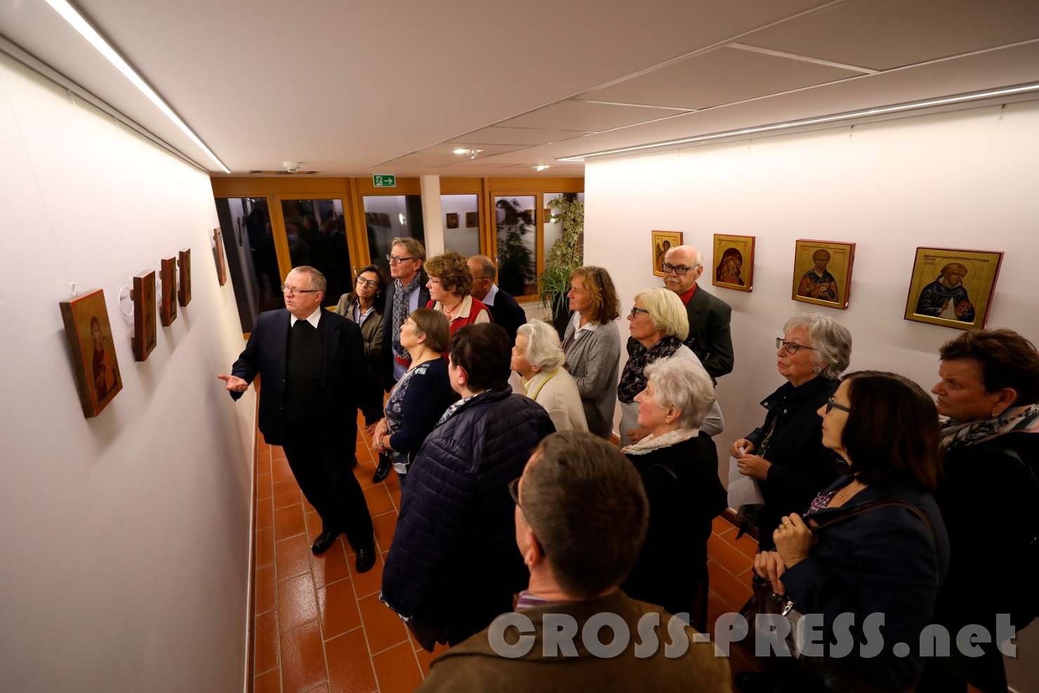 2017.09.22_21.44.07.jpg - Dechant Herbert Döller führt durch die Ausstellung.