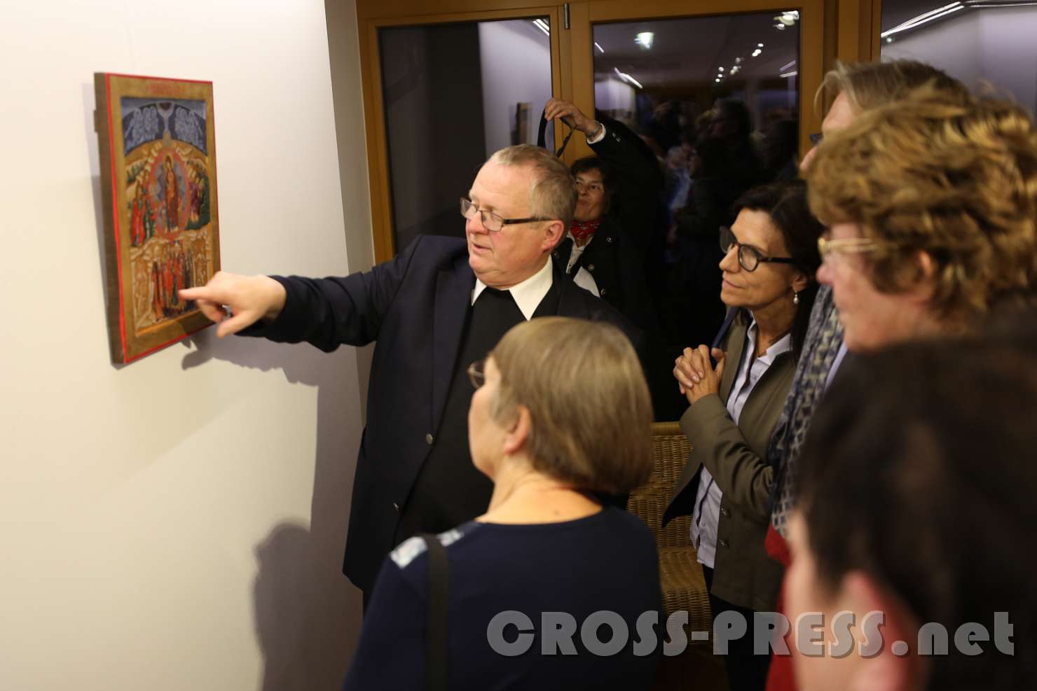 2017.09.22_21.45.48_01.jpg - Dechant Herbert Döller führt durch die Ausstellung.