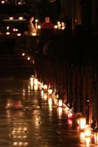 Rorate-Messe im Stift Seitenstetten Laternen im Kirchenschiff