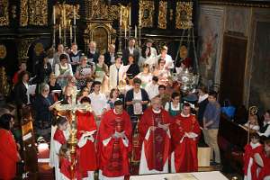 DekanatsFirmung Seitenstetten 2018 Der Firmungs-Chor und die Zelebranten.