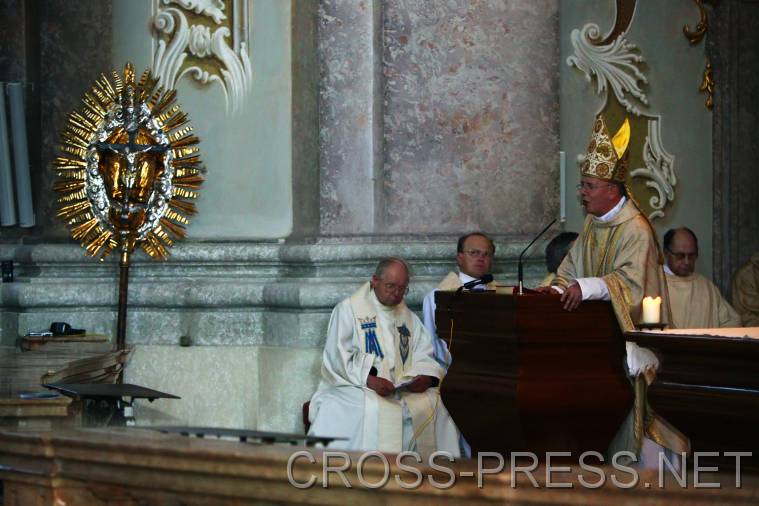 06.06.11_001 Gru�wort des Di�zesanbischofs Klaus K�ng:

Liebe Gl�ubige!

'Im Namen des Vaters, des Sohnes und des Heiligen Geistes', so sprechen wir Christen und bezeichnen uns dabei mit dem Kreuz, das uns an die Liebe Gottes erinnert, dessen Sohn f�r uns am Kreuz gestorben ist. 
Im Zeichen dieser unendlichen Liebe Gottes pilgern wir in einer di�zesanweiten Familienwallfahrt zum Sonntagberg und vereinen uns dabei mit den Gl�ubigen aller Di�zesen, die 2004 am Mitteleurop�ischen Katholikentag in Mariazell teilgenommen haben, und beten zusammen f�r das gro�e Anliegen der Gesellschaft in unseren L�ndern: christliche Familien, in denen sich die Liebe Gottes zwischen Mann und Frau, Eltern und Kindern ausbreitet.