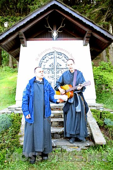 2009.05.03_11.11.05_01.jpg - Bruder Antal und Bruder Bene f�hrten fr�hlich die Wallfahrt an.