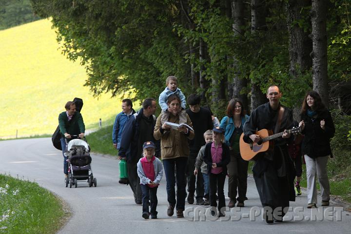 2009.05.03_11.21.22.jpg - Lobpreislieder singend ging die kleine Schar der Familien mit den Johannesbr�dern von Allhartsberg auf den Sonntagberg.