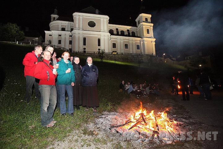 2009.06.05_23.48.38.jpg - Auch die Gleisser Schulschwestern w�rmen sich mit Jugendlichen und anderen Pilgern am Lagerfeuer unterhalb der Basilika.
