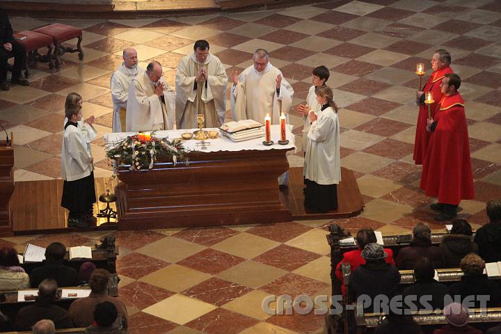 2010.12.08_17.03.39.jpg - In der Basilika am Sonntagberg steht der Volksaltar inmitten der Kirche.