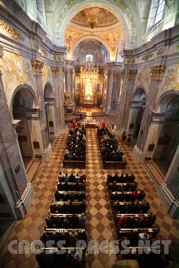 2010.12.08_17.06.34.jpg - Der Riesenraum der Basilika war vollbesetzt.