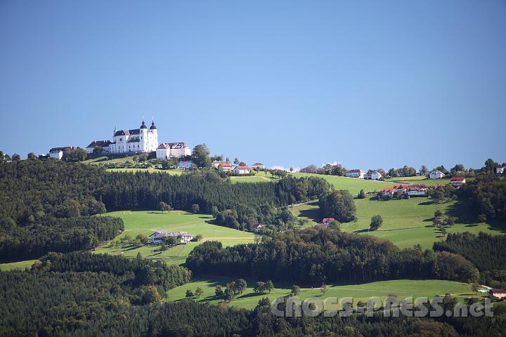 2011.09.10_15.36.48.jpg - Der Sonntagberg, vormals Mons Salvatoris, mit seiner Dreifaltigkeitsbasilika ist Wahrzeichen und geistiges Herz des Mostviertels. Früher ein sehr beliebter Wallfahrtsort, wovon noch das riesige Haus des Pilgerhospiz zeugt.  Am heutigen Tag ist der Sonntagberg wieder von Wallfahrern bevölkert, die gekommen sind - viele zu Fuß, um mit Radio Maria Geburtstag zu feiern.