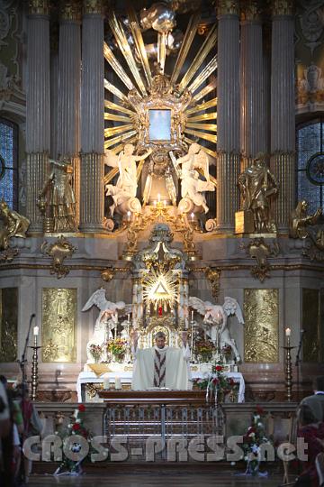 2011.09.10_17.36.37.jpg - Vom "Gnadenstuhl" aus, dem Dreifaltigkeitsbild vom Sonntagberg, erteilt Hw. Schätzle den Abschlußsegen.