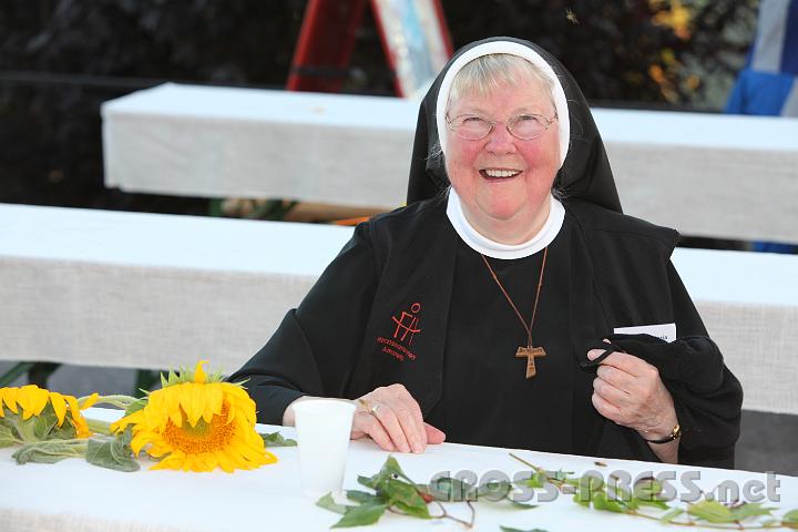 2011.09.10_19.02.57.jpg - "Schwester Maria von Radio Maria".  Die Franziskanerin aus Amstetten ist eine "Ikone" von Radio Maria und Mitarbeiterin von Anfang an.   Das erste Studio von Radio Maria in Österreich entstand gleich in der Nähe ihres Klosters.
