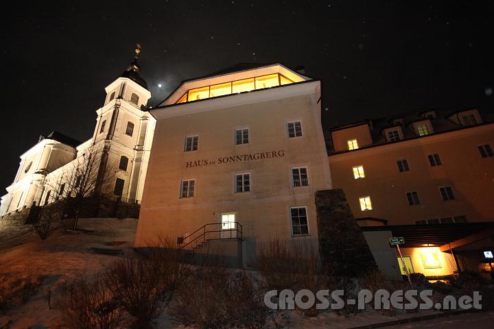2012.03.05_20.05.01.jpg - Außenansicht des "Foyer de Charité", unmittelbar neben der Basilika. Oben die erleuchteten Fenster des Panorama- bzw. Speisesaales.