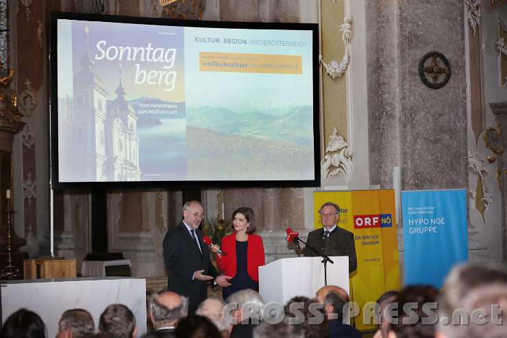 2014.06.03_18.58.53.jpg - Dr. Edgar Niemeczek (Geschäftsführer der Kultur.Region.Niederösterreich) im Gespräch mit Mag. Claudia Schubert vom ORF NÖ. Rechts der Autor des im Hintergrund projizierten Buches, Dr. Franz Überlacker.