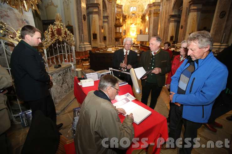 2014.06.03_20.53.24.jpg - Autor Dr. Franz Überlacker in der Basilika neben dem Zeichenstein beim Signieren seines Buches "Sonntagberg - vom Hirtentraum zum Wallfahrtsort".