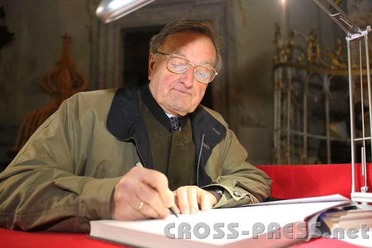 2014.06.03_20.54.50.jpg - Autor Dr. Franz Überlacker in der Basilika neben dem Zeichenstein beim Signieren seines Buches "Sonntagberg - vom Hirtentraum zum Wallfahrtsort".