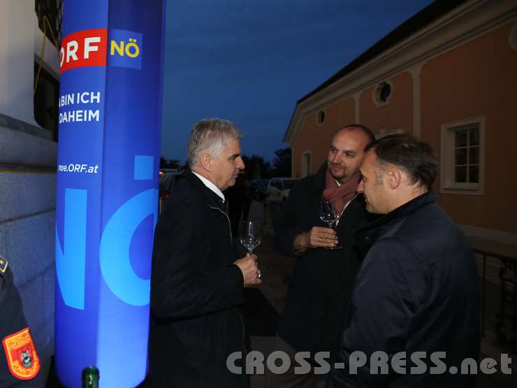 2014.06.03_21.28.00.jpg - Albert Bucar, Leiter der Wirtschaftskanzlei im Stift Seitenstetten, im Gespräch mit dem Göttweiger Abt Kolumban Luser.