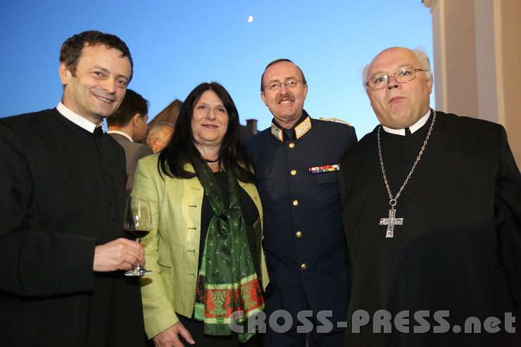 2014.06.03_21.31.30.jpg - Prior P. Laurentius Resch, Seitenstettner Stiftspfarrer, mit Abt Petrus und seinem ehemaligen Mitschüler Landespolizeidirektor Dr.Franz Prucher und dessen Gattin.