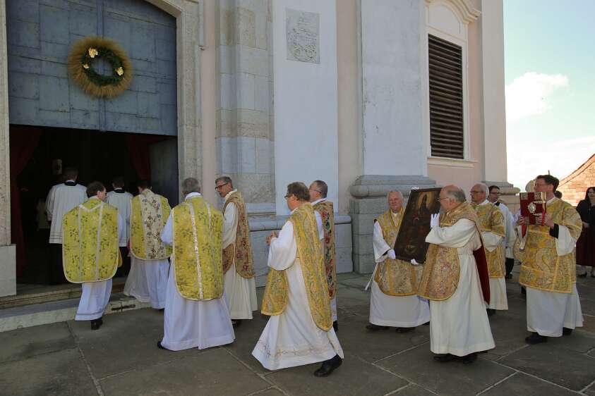 Altarweihe mit Nuntius Zurbriggen Die Prozession ist vor dem Kirchenportal angekommen.