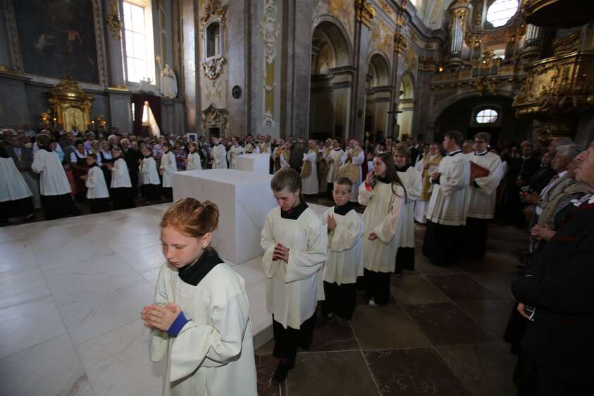 Altarweihe mit Nuntius Zurbriggen Viele Ministranten beim Einzug in die Basilika, neben neuem Lesepult und Marmorbodenplatte.