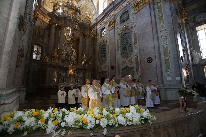Altarweihe mit Nuntius Zurbriggen Die zum Doppeljubiläum festlich geschmückte Kirche mit dem noch leeren Platz für das Gnadenbild.