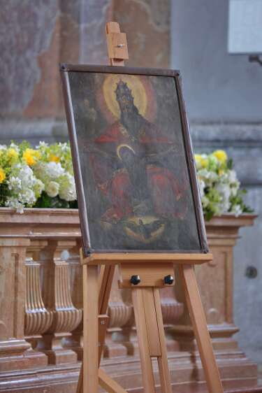 Altarweihe mit Nuntius Zurbriggen Bild des Allerheiligsen Dreifalltigkeit dargestellt as Vater, Sohn am Kreuz und Heilige Geist als Taube.