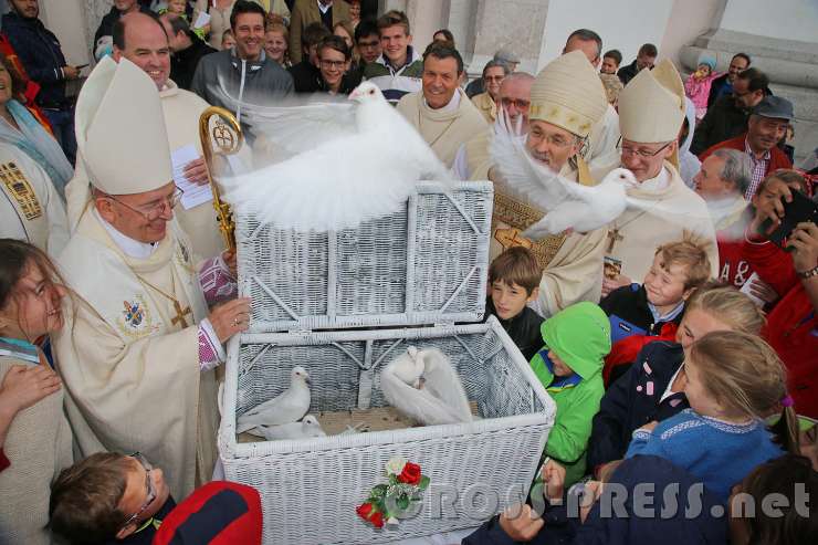 2015.09.06_16.45.11_31.JPG - Vor der Basilika ließen die Bischofe weiße Tauben fliegen, als Zeichen des Heiligen Geistes.