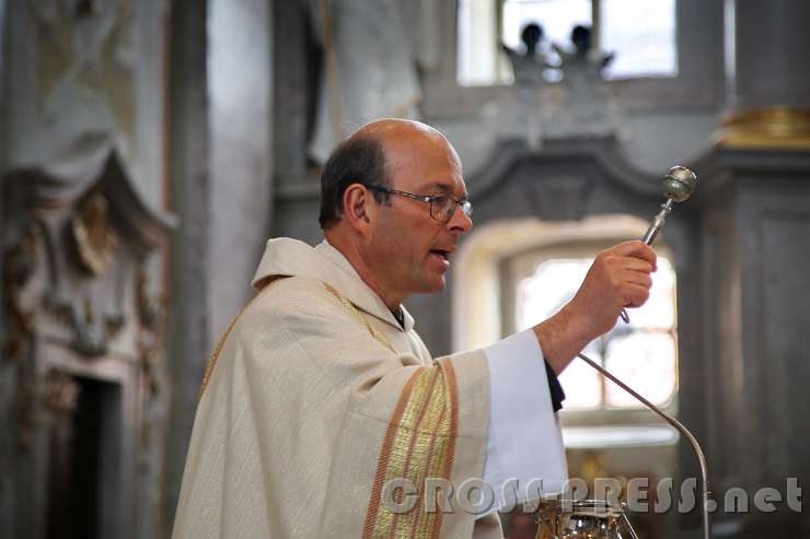 2016.04.03_15.09.00_29.JPG - P.Francesco segnet Bilder des Barmherzigen Jesus.