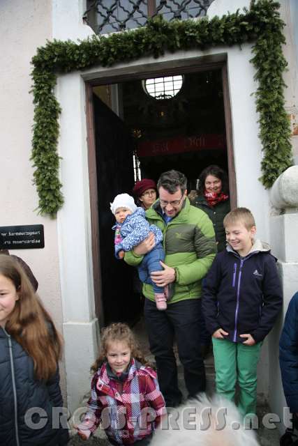 2016.04.03_15.32.17.JPG - Auszug durch die Barmherzigkeitspforte.