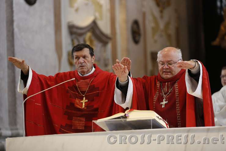 2016.05.16_11.16.43.JPG - Altabt Berthold und Abt Petrus rufen den Heiligen Geist über die Frimlinge.