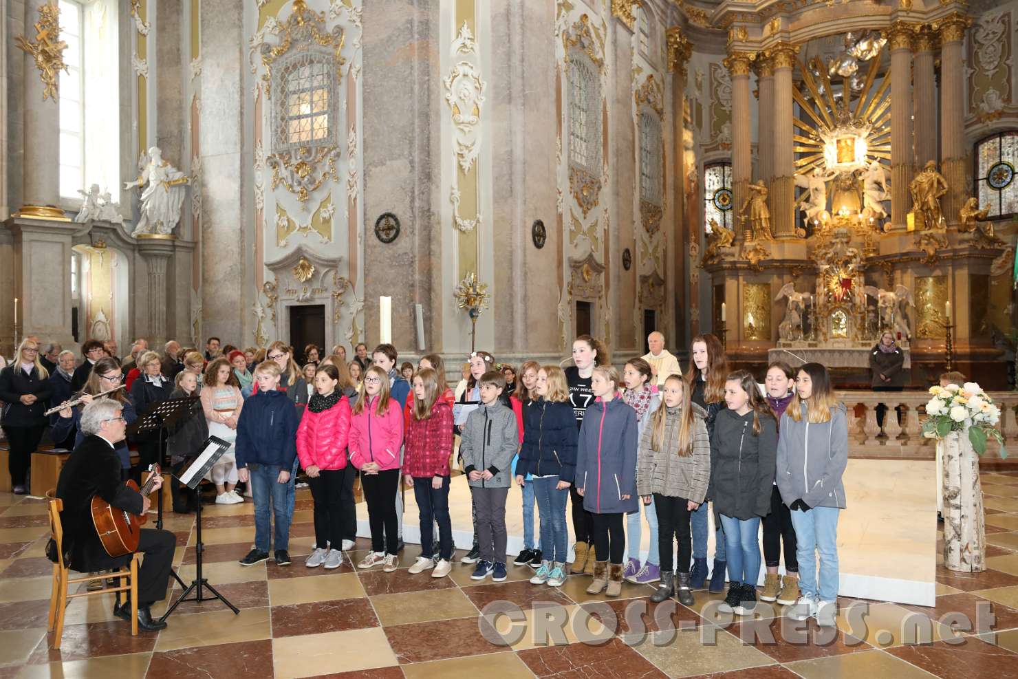 2017.05.21_11.01.35.jpg - Lehrer der NMS Josef Penzendorfer mit seinem Schulchor.