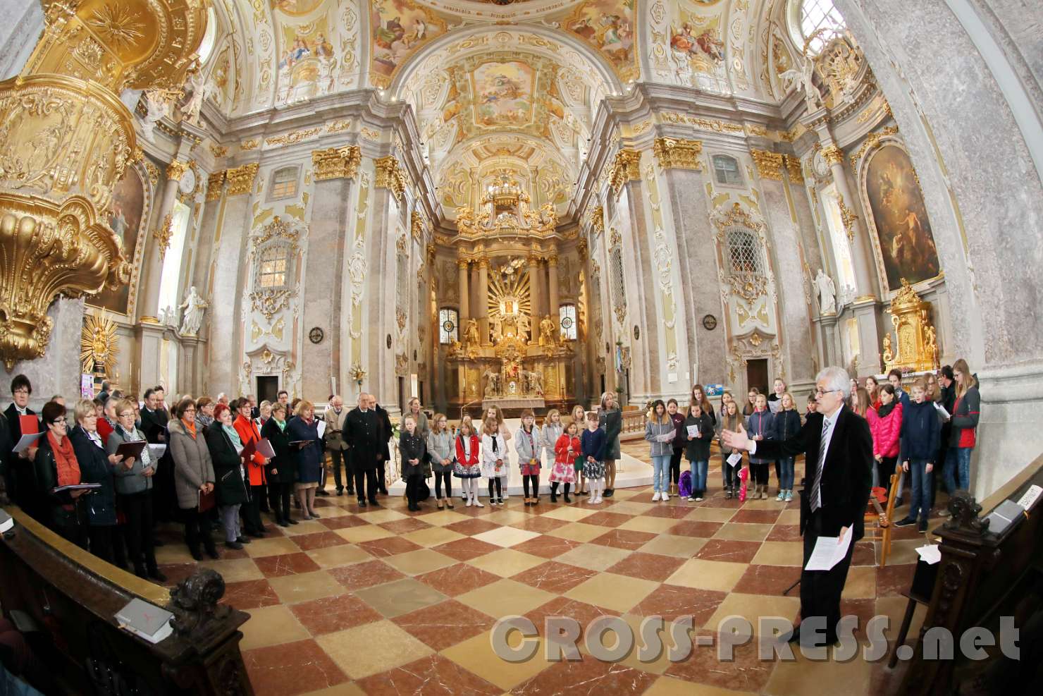 2017.05.21_11.43.01.jpg - Lehrer der NMS Josef Penzendorfer mit seinem Schulchor.