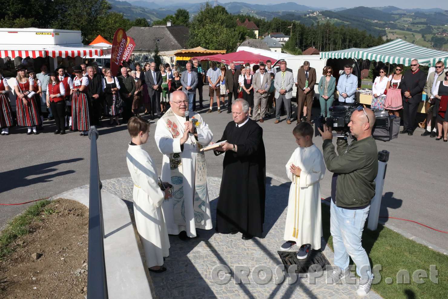 2017.06.11_08.50.23.jpg - Abt Petrus segnet die neue Kapelle.