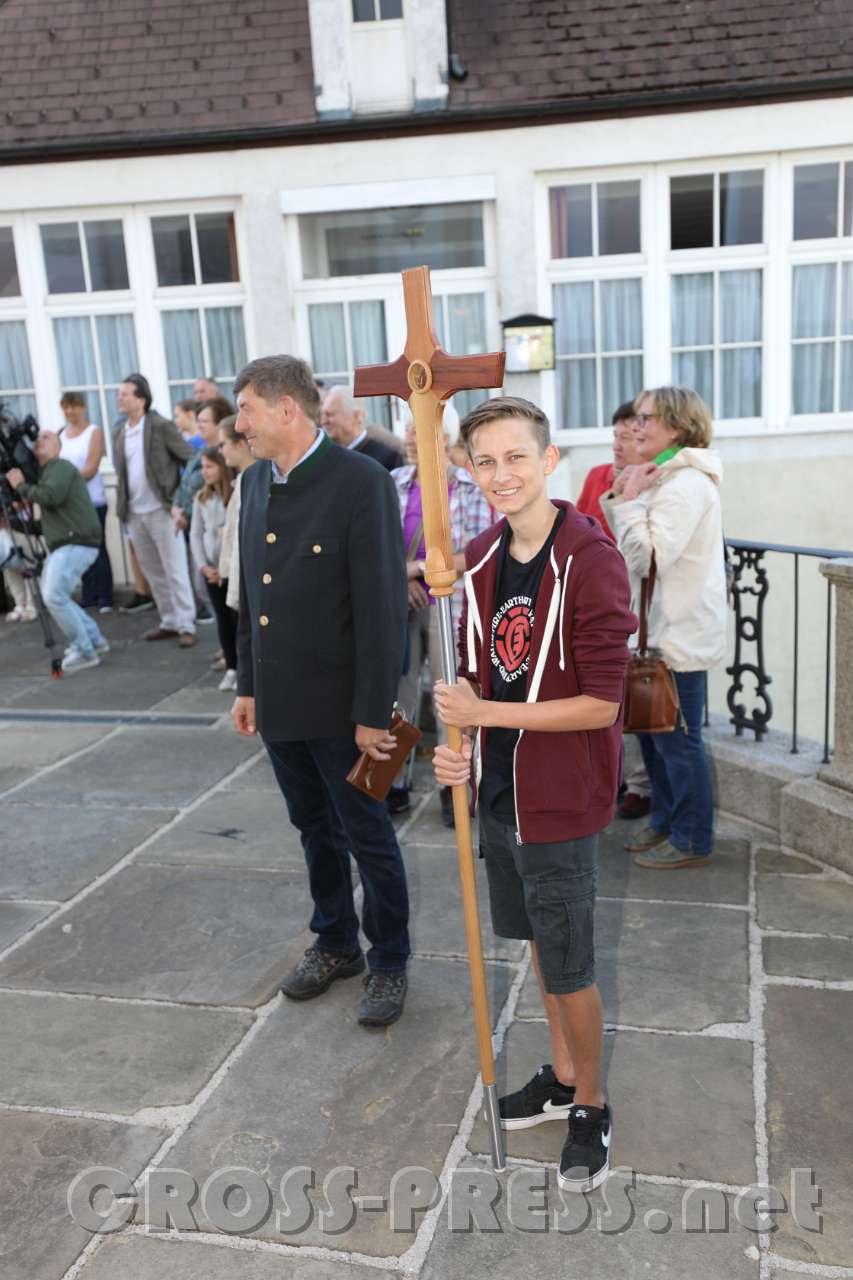 2017.06.11_09.02.19_01.jpg - Ein junger Pilger mit Tragekreuz.