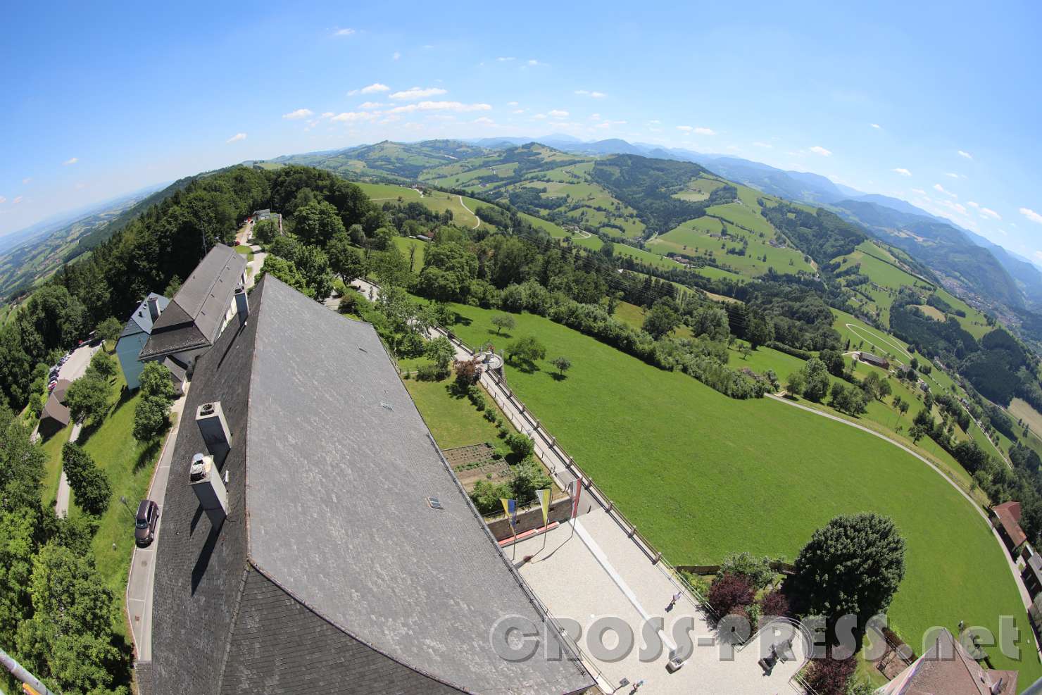 2017.06.11_12.04.33.jpg - Das Mostviertel ist rund !  ;) Dach des Pfarrhauses.