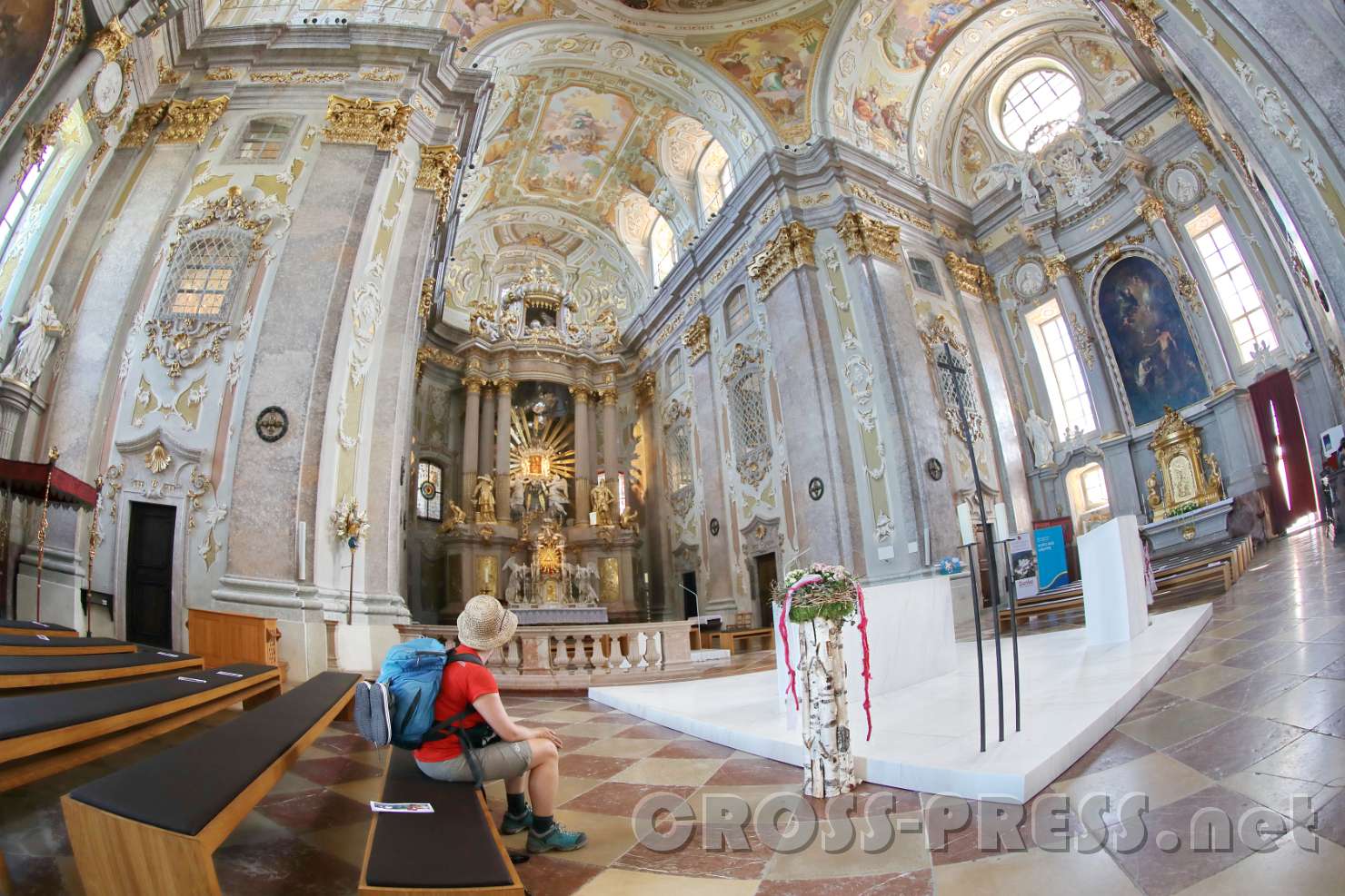 2017.06.11_12.30.43.jpg - Pilgerin in der Basilika Sonntagberg.