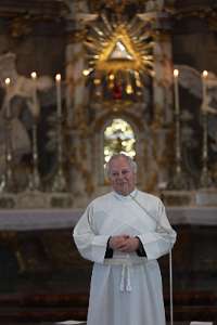 Firmung AD 2018 am Sonntagberg Gastgeber Pfarrer P.Franz Hörmann heißt Firmlinge und Gottesdienstbesucher willkommen.