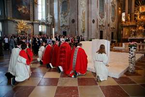 Firmung AD 2018 am Sonntagberg Kniebeuge beim Einzug.
