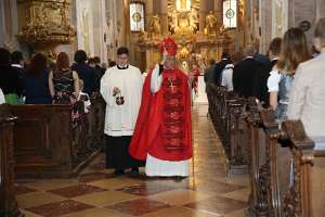 Firmung am Sonntagberg, 08h00 Altabt Berthold besprengt die Angehörigen der Firmlinge mit Weihwasser.