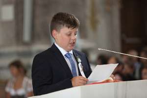 Firmung am Sonntagberg, 10h30 Ein Firmling liest die Lesung.