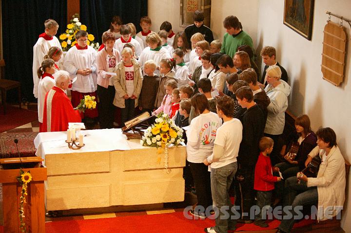 2008.09.14_10.24.02.JPG - Die Jungschar singt dem Jubilar ein eigens gedichtetes Lied.